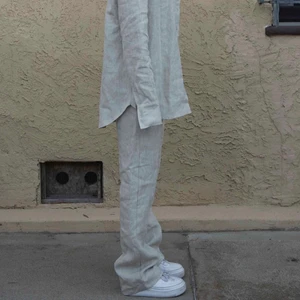 Adsgn linnebyxor beige - De perfekta linnebyxor till sommaren, säljer pga att de blivit lite små för mig. Sparsamt använda. Köpare står för frakt✨ Nypris 800kr