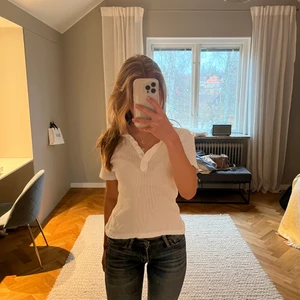 Vit tröja - Säljer denna coola vita t shirt som är köpt second hand. Aldrig använd av mig, frakt tillkommer.