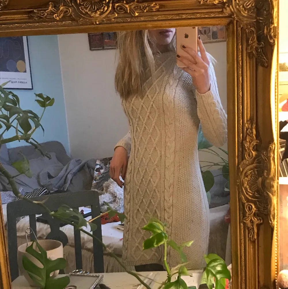 Så fin ribbstrickad klänning, stl 34 (xs) från märket ”atmosphere”. Bara att skriva om du undrar något! Fraktpris tillkommer eller så kan jag mötas på söder❤️. Klänningar.