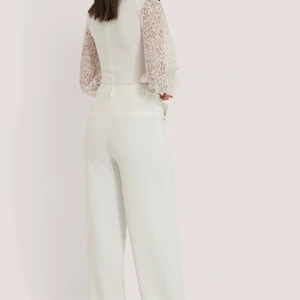 Vita kostymbyxor - Ett par vida helt oanvända kostymbyxor från NAKD i storlek 36. Nypris: 500kr. Mitt pris: 200kr! Säljer pga de var för små o glömde skicka tillbaka 😅😅🤯 