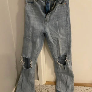 Ganska tajta jeans med hål.  - Köparen står för frakten.💕 