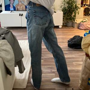 Snygga blåa Levis jeans i storlek 29x32 medelhög midja