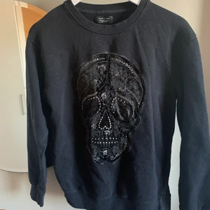 Cool oversized sweatshirt  - Svart zara man sweatshirt med cool döskalle