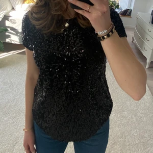 PALJETT TOP - Säljer denna oanvända paljett-tshirt med prislapp kvar då den tyvärr inte kommer till användning. Passar både en xs och s i storleken⚡️⚡️⚡️