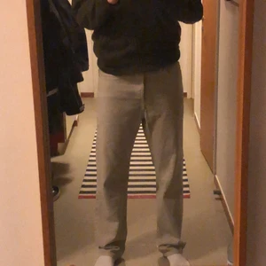 H&M x Héctor Bellerín jeans - Ett par jeans från H&M ’S kollektion tillsammans med fotbollsspelaren Héctor Bellerín i en ljus grå färg. Byxorna är i fint skick. Bassformen är rak och lite vidare längst ner. Herrstorlek 