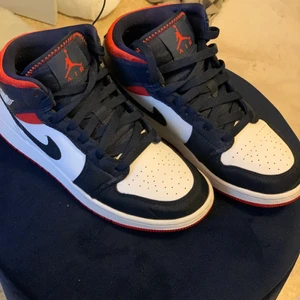 Jordans - Ett par fina jordans som jag endast använt 5 gånger. Säljer pågrund av att ingen använder dem. De är köpta i Foot locker Solna. 