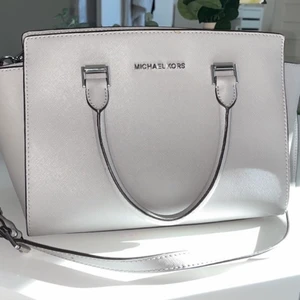 Äkta Michael kors väska  - Säljer nu min väska från Michael kors som är äkta i silver/grå, super fin men har inte kommit till användning :(