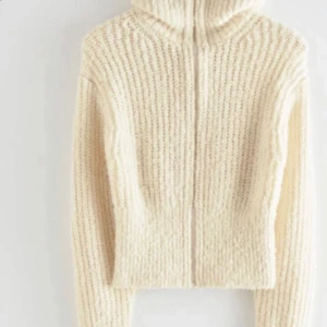 Kofta från & other stories - Vit kofta från & other stories. Så fin, köpt för 900kr.❤️