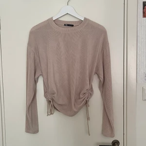 Zara beige tröja med knytning - Det är upp till användaren hur tajt den vill att knytningen ska vara. Köpt från Zara i strl S förra året. Älskar färgen på den, lite loose så den ser bra ut när man knyter. 