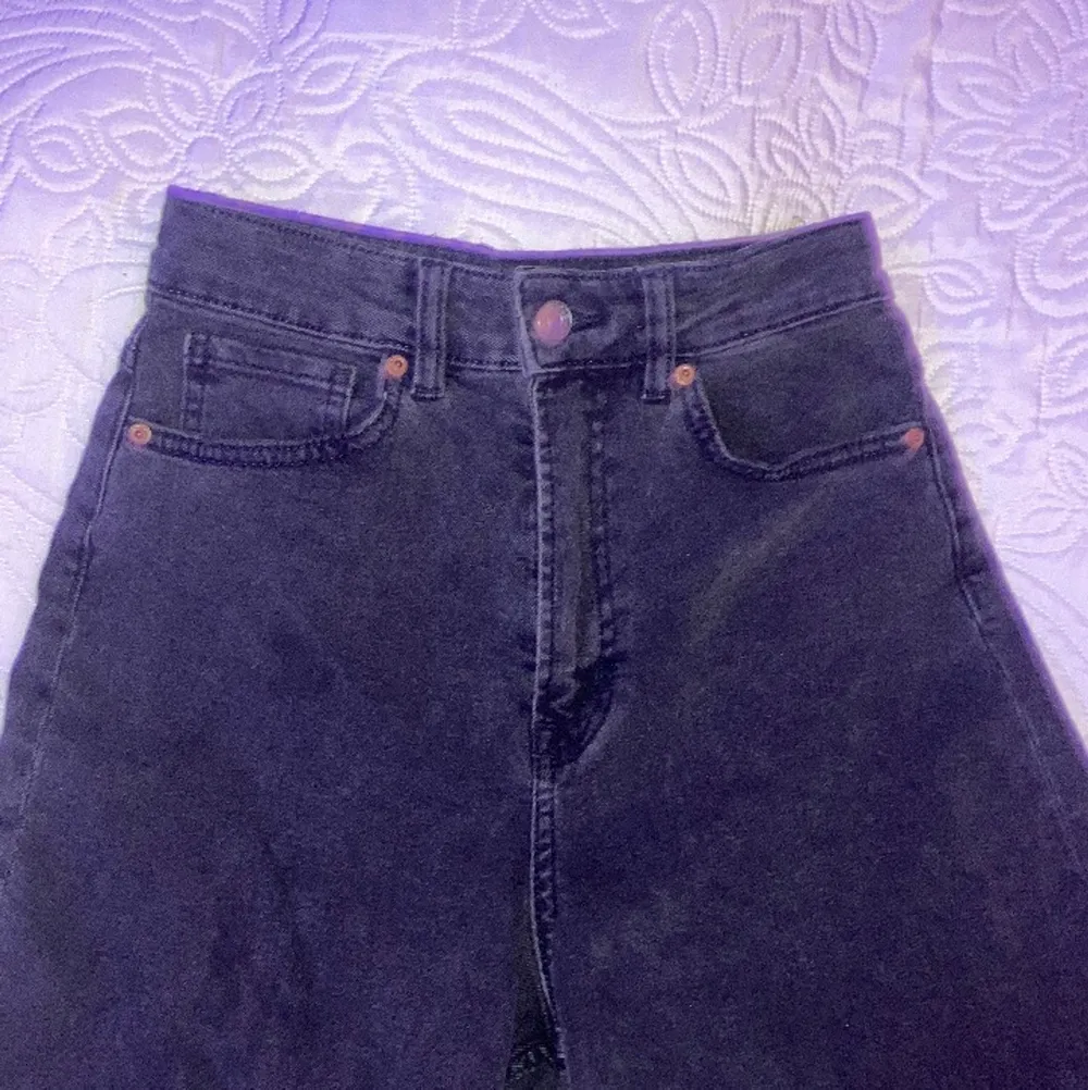 Snygga jeans från h&m. Använda fåtal gånger och är i bra skick.. Jeans & Byxor.