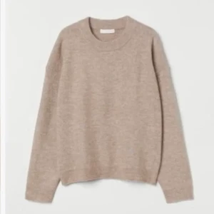 Stickad tröja från hm - Lägger ut igen bga av att den som vann budgivning inte kunde köpa den! En jätte härlig och fin brun/beige stickad tröja från hm. Passar till många outfits och ör i storlek XS men passar också S och troligen M💞😆🎸hör av dig om frågor eller intresse! 