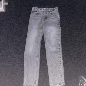 Säljer ett par grå jeans från ASOS i strl 30:32. Aldrig använda bara testat en gång. Köpte för stor storlek. Kom privat för fler bilder.