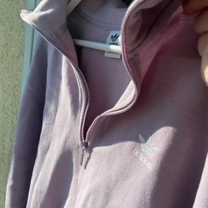 Adidas halfway zip sweatshirt  - Lila zip sweatshirt från adidas, endast använd ett få tal gånger då det inte är min stil 