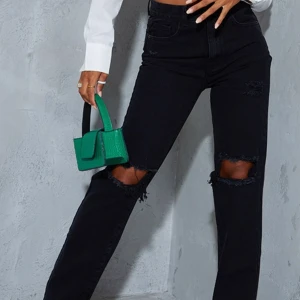 jeans - Ett par helt nya svarta straight leg jeans, från pretty little thing. Aldrig använda. Säljer för att dom var för stora på mig och orkar ej lämna tillbaks dom. Dom är i storlek 32 men tror nog dom hade passat bättre på storlek 34 istället.