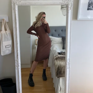 Klänning - Superfin brun ribbad klänning, jag är 175 cm ❤️