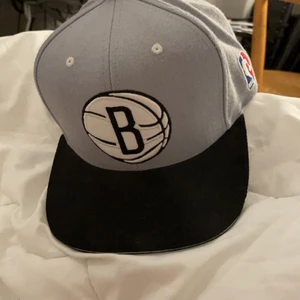 As snygg NBA keps - Jättebra skick använd fåtal gånger, nyskick :)