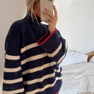 Stickad zara tröja - Jättefin och populär stickad tröja från Zara! Sitter overzied på mig som är en S ungefär. 