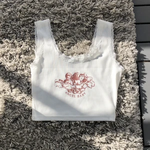 SHEIN - Ett vitt linne med angel baby på⚡️ väldigt gullig till sommar och riktigt bekväm! Säljer för den är för stor och aldrig använt den! Helt ny och ren