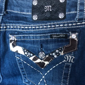 MissMe bootcut low waist jeans - superfina vintage missme jeans med low waist, storlek 31. smått sliten design med jättefina rhinestone detaljer och cowprint fickor, säljer då lite förstora för mig. finns inget täcken på tidigare användning❤️ kontakta mig för frågor eller fler bilder! buda på:)