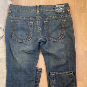 True religion jeans  - ett par asfeta true religion jeans i storlek 36, skulle uppskatta till en M eller S om man vill ha de mer oversized. De är i asbra skick och säljer för att jag inte använder de. Jag är 173 och det går hela vägen ner till marken på mig. 