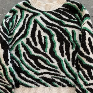 Stickad tröja - Jag säljer den här stickade tröjan från C&A, som tyvärr är för stor för mig nu. Hör av dig om du är intresserad! 