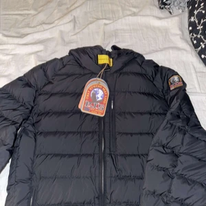 Parajumper jacka - Parajumper med luva Färg:svart strl:14-16y inga hål eller något,, 