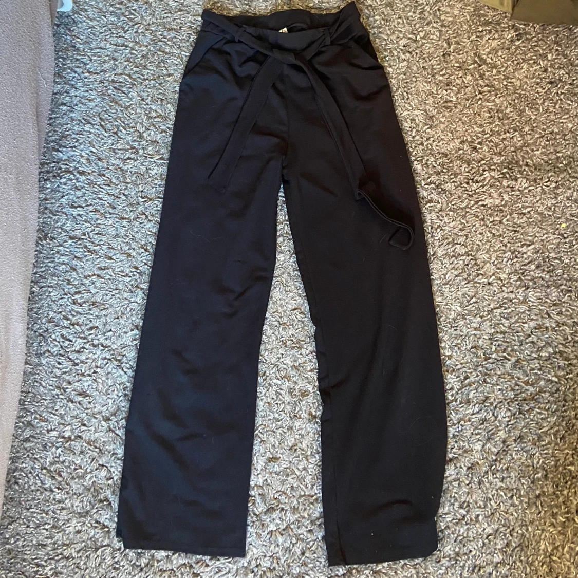 Vida byxor med snörning i midjan