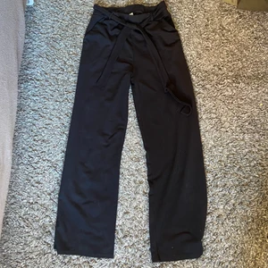 Vida byxor med snörning i midjan - Säljer mina vida byxor med snörning i midjan i storlek S. Säljer dem för dem är för små💞