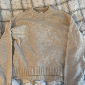 Hm tröja - Säljer denna fina tröja från hm strl xs den har aldrig kommit till användning och därmed säljer jag den. Köpt för 200kr säljs för 100kr☺️ skriv för fler bilder💕 kolla gärna mina andra anonser💕
