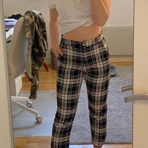 Rutiga kostymbyxor  - Rutiga kostymbyxor från asos, säljer då de är för små för mig! Sitter som en smäck!! köparen står för frakten🥰🥰