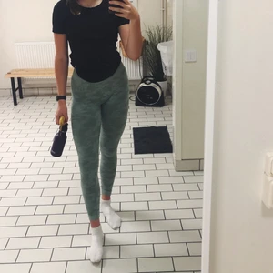  Camo tights från gymshark  - Gröna camo tights från gymshark. Dessa är i fint skick! Hör av dig vid frågor. Pris blir 300 kr + 50 kr frakt☺️