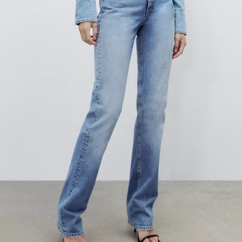 Straight jeans från zara :) sparsamt använda och i toppenskick. Jeans & Byxor.