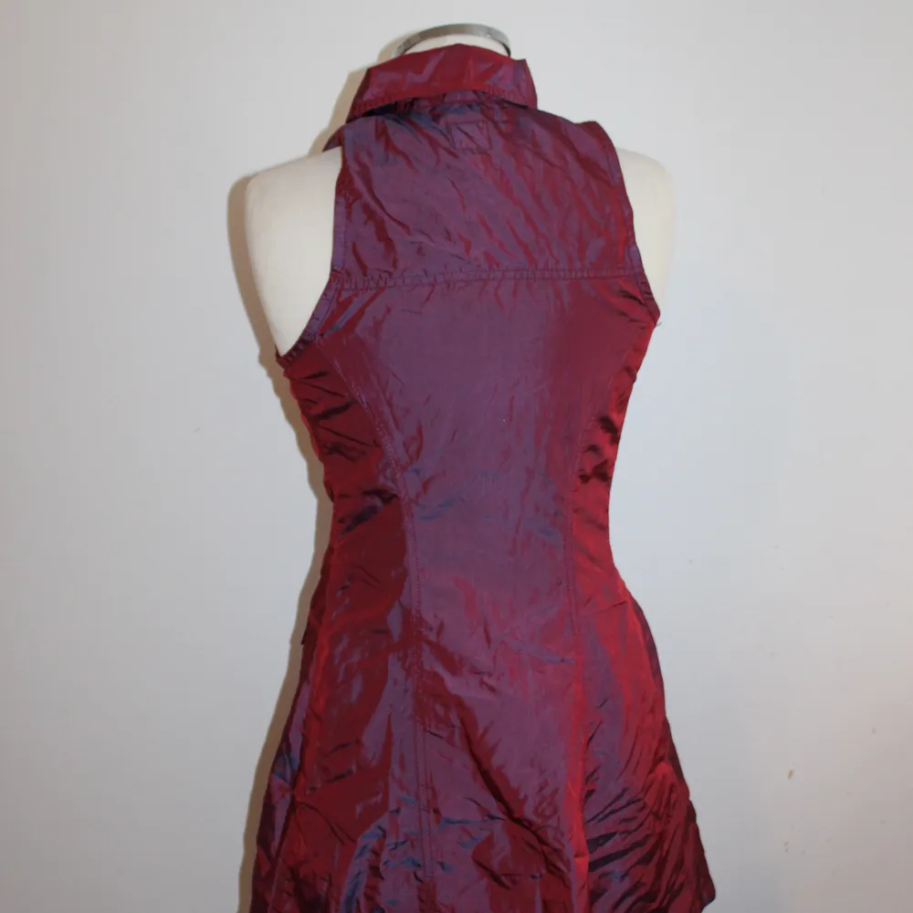 Fin klänning i röd/skiftande i lila. Den är i storlek M, men skulle säga att den passar även en XS-S. Klänningar.