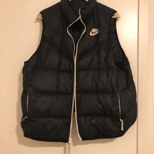 Nike väst  - Går även att vända ut och in. Använd ett fåtal gånger. 