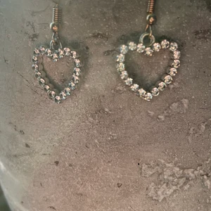Snygga hjärt örhängen med diamanter💗 -  Snygga hjärtan hänger med diamanter hemma gjorda💎