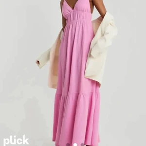 Rosa klänning - Jag ska köpa en i S istället, därför vill jag nu få min i XS såld för samma pris jag tänkte köpa💖 Hör av er privat vid intresse! Klänningen är i toppskick, ser som ny ut🥰