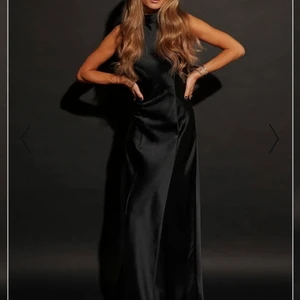 Balklänning! - En svart lång klänning från Hanna Schönbergs kollektion som är helt oanvänd med lappen kvar. 