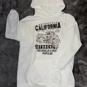 Längre hoodie, storlek S - En längre hoodie som aldrig är använd, pris kan diskuteras och frakt diskuteras vid intresse.