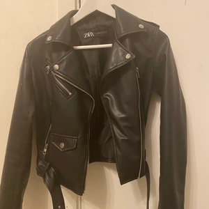 jacka - Hej! Säljer nu den populära skinn jackan ifrån zara då den inte kommer till någon användning, pris kan diskuteras vid snabb affär!❤️