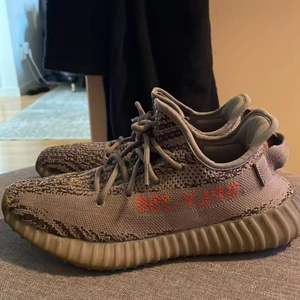 Yeezy 350 v2 beluga 2.0 - Tjena säljer nu mina yeezy 350 v2 beluga 2.0 storlek 41. I Nyskick. pris 2500. Bud från 1900