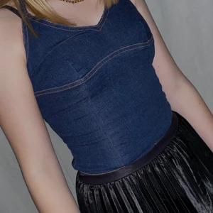 Korsettlinne - Korsettlinne med halterneck i jeanstyg. Bra skick. Sitter som XS-S