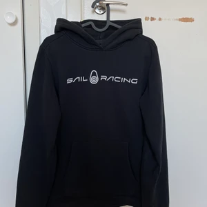 Sailracing hoodie strl 170 - Fin sailracing hoodie. Har du fler frågor så svarar jag gärna på meddelanden! Kan frakta men då står köparen för frakt. Nypris 699kr. Mitt pris 250