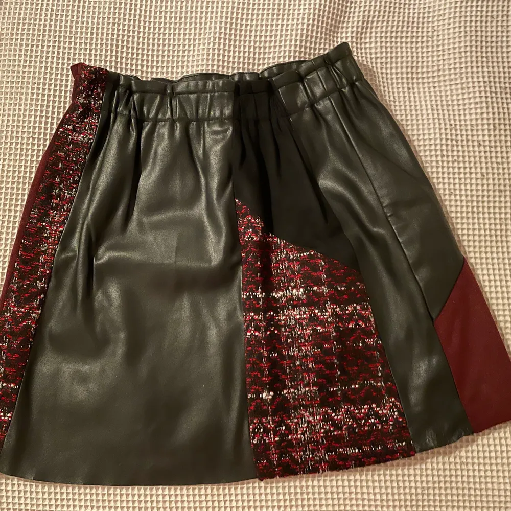 Zara skirts, black and claret red. Kjolar.