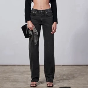 Mörk grå zara jeans - Jätte fina mörk grå mid waist straight zara jeans i storlek 34 men passar även på 32 och 36 skulle jag tro💕 använda 1 gång, säljer då dom är lite för långa för mig, om man har några frågor så är det bara att fråga 🥰 Helt slutsålda!