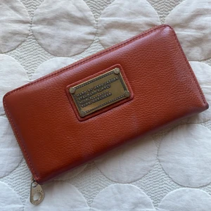 Marc Jacobs plånbok - Marc Jacobs plånbok i äkta läder 💜 stor och håller flera kort! Någon fläck på baksidan därför det billiga priset
