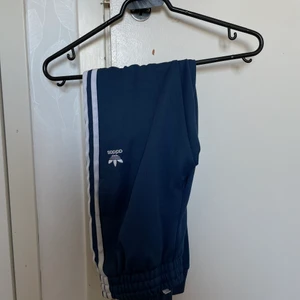 Adidasbyxor - Adidasbyxor i fint skick. Ganska tjocka i materialet inte som vanliga svarta Adidasbyxor. Storlek XS skulle kanske passa S