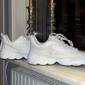 Skor - Säljer nu min mammas skor som hon inte använt speciellt mycket. Hon tycker detta med plick är superkul så hon ville också vara med på ett hörn! Skorna är i fint skick och bara lite smutsiga på vissa ställen men är övertygad att det går bort med en tvätt💓