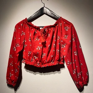 Jättefin Blommig Tröja - Jätte fint skick, perfekt till sommaren 😊