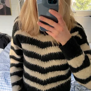 Stickad tröja - Säljer denna jättesnygga och härliga stickade tröjan!❤️‍🔥