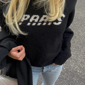 &otherstories stickad - Intressekoll på denna asfina stickade tröjan från &otherstories. Finns ej kvar💗 säljer endast vid bra bud. Köp direkt 300kr (kommer ej sälja för under 300kr)